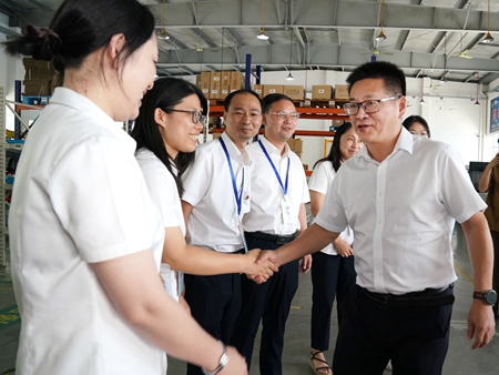 【20240906】集團領(lǐng)導(dǎo)慰問交通學(xué)校教師，何宇?。ㄓ乙唬ɡ畎⒚窋z）.jpg