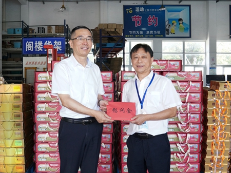 【20240906】集團領(lǐng)導(dǎo)慰問交通學(xué)校教師，柏衛(wèi)東（左）吳曉斌（右）（李阿梅攝）.jpg